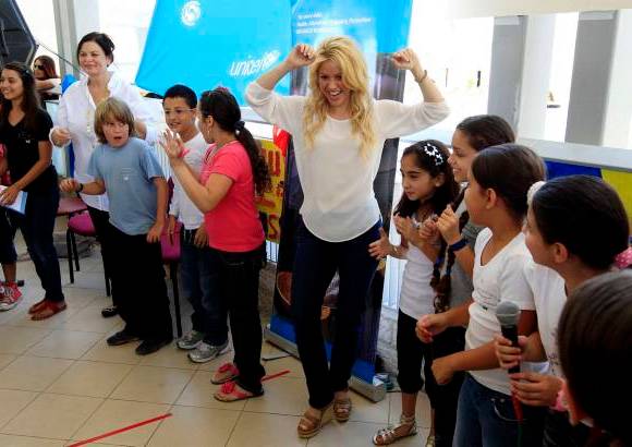 Reuters - Shakira, que acudi&#243; al centro escolar sin la compa&#241;&#237;a de su novio, el jugador del F.C. Barcelona Gerard Piqu&#233;, se mezcl&#243; entre los peque&#241;os, muchos de los cuales luc&#237;an camisetas azulgranas, y no dud&#243; en abrazar y saludar a todos los que pudo, mientras se sentaba entre ellos en primera fila para poder ver la actuaci&#243;n.
