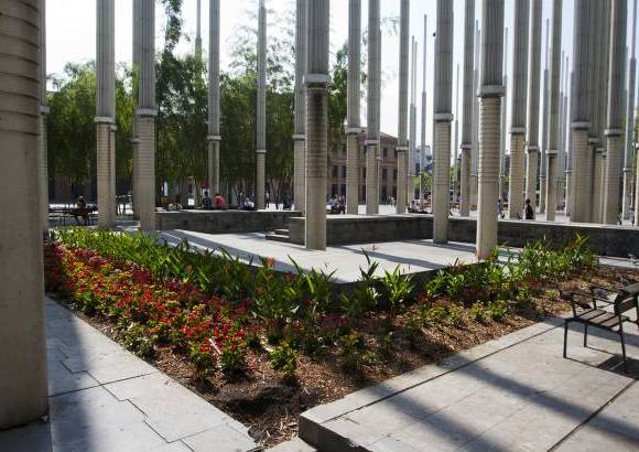 FOTO EL COLOMBIANO - En pleno centro de Medell&#237;n, frente al Centro Administrativo La Alpujarra, se levantan 300 enormes postes luminosos, 2.100 reflectores y 170 l&#225;mparas de piso que convierten al Parque de las luces en un moderno espacio p&#250;blico. La renovaci&#243;n de la Plaza de Cisneros se inaugur&#243; en el a&#241;o 2005.