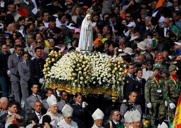 AP - La estatua de la Virgen fue colocada en el altar mayor, levantado delante de la fachada principal del santuario, y en el mismo tambi&#233;n fue colocada la Rosa de Oro que ayer don&#243; el Papa a la Virgen.