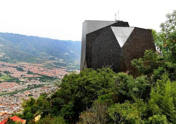 FOTO EL COLOMBIANO - Espacios dise&#241;ados para contribuir a la transformaci&#243;n de la ciudad desde los &#225;mbitos educativo, cultural y social. En los parques biblioteca convergen distintas instituciones en un mismo espacio para generar tejido social y plantear un nuevo estilo de convivencia.