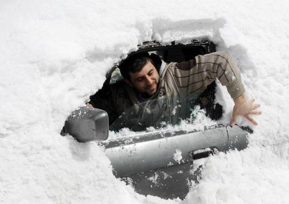 Reuters - Un hombre qued&#243; atrapado dentro de su veh&#237;culo durante una fuerte tormenta de nieve, los hechos ocurrieron en la zona de Aley, al este de L&#237;bano.
