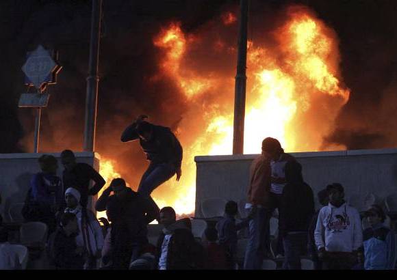Reuters - Por lo menos 73 personas murieron este mi&#233;rcoles en Egipto, luego que los fan&#225;ticos de dos clubes rivales de f&#250;tbol invadieron la cancha con piedras y palos lo que provoc&#243; una estampida.