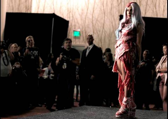 AP - La extravagante cantante pop se unió así al grupo noruego de rock A-ha, ganadores en la edición 1986, como el segundo artista más galardonado en una sola noche. Peter Gabriel conserva el récord del más ganador por los 9 premios que obtuvo en 1987 con el innovador Sledgehammer