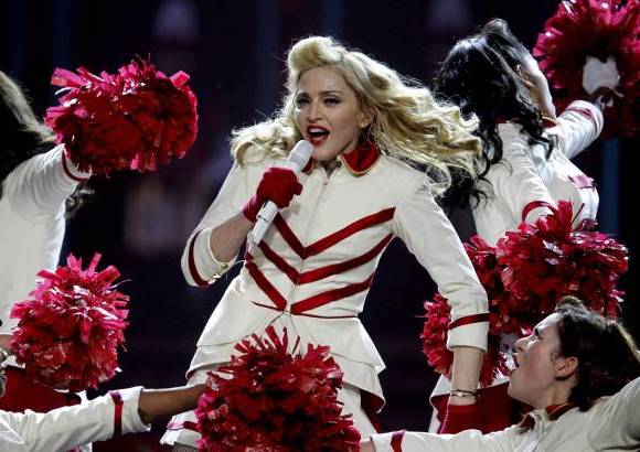 Reuters - Durante el concierto realizado en Filadelfia, la cantante protestó por la sentencia de tres integrantes de la banda punk Pussy Riot a dos años de prisión por protestar contar el gobierno de Vladimir Putin.