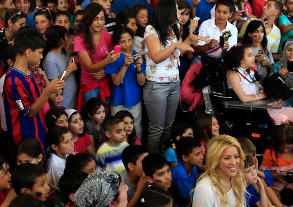 Reuters - Poco antes de abandonar el centro, una chica palestina parapl&#233;jica y en silla de ruedas le hizo entrega de una carta, que Shakira prometi&#243; leer y responder.