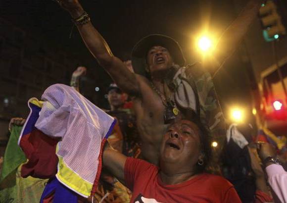 AP - En las cercanías del Palacio de Miraflores cientos de simpatizantes de Chávez lanzaron vivas al mandatario de 58 años, en una fiesta de banderas, gritos y pitos de motocicletas.