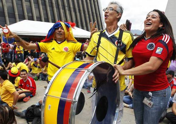 FOTOS JAIME P&#201;REZ - vestidos con las diferentes camisetas de su equipo amado,...