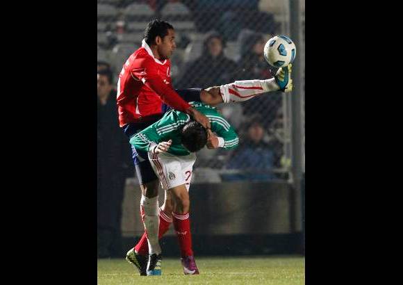 Reuters - Chile es el primer líder del grupo C tras remontar un partido incómodo ante una joven selección mexicana que se limitó a defender el gol de cabeza de Néstor Araujo antes del descanso.