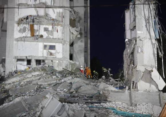 Juan Antonio S&#225;nchez - En total, 240 personas conforman los grupos de rescate y b&#250;squeda.
