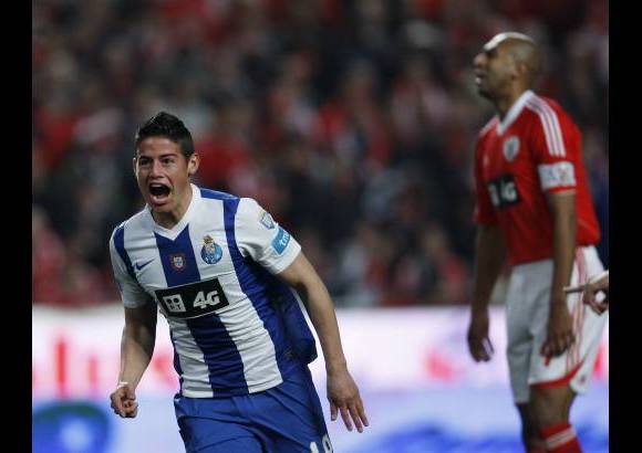 Reuters - James Rodr&#237;guez fue la gran figura del Oporto en la victoria 3-2 contra el Benfica. El equipo del colombiano con los tres puntos de visita recuper&#243; el liderato de la liga de Portugal. James marc&#243; uno de los 3 goles.