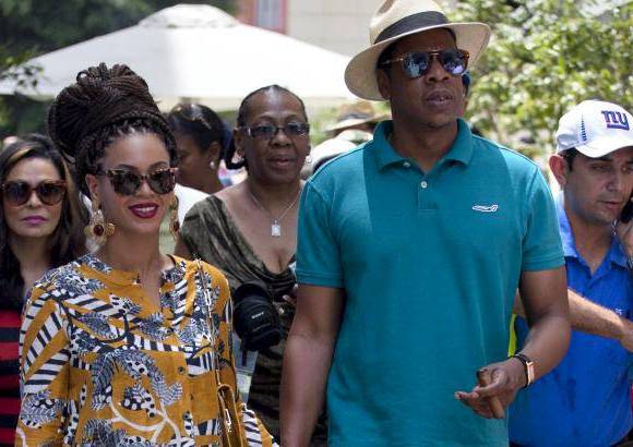 AP - La pareja causó revuelo durante una sorpresiva visita a un restaurante habanero, cuando decenas de personas se arremolinaron espontáneamente para saludarlos y la policía tuvo que intervenir.