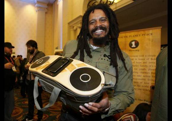 Reuters - Estrellas como Rohan Marley, hijo de Bob Marley, se hicieron presentes para promocionar distintos productos, como este sistema de sonido port&#225;til.