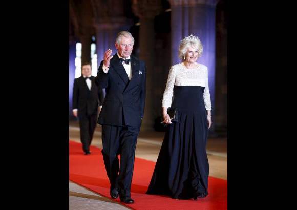 AP - El pr&#237;ncipe Carlos y su esposa Camila, la duquesa de Cornwall a su arribo al banquete ofrecido por la familia real holandesa.