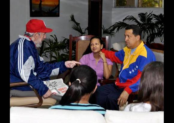 Reuters - En otra de las fotos, Ch&#225;vez y Fidel aparecen charlando con Mar&#237;a Gabriela, la hija del mandatario venezolano.
