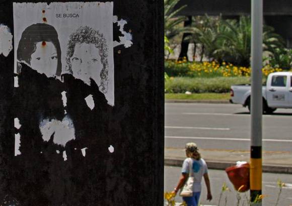 Henry Agudelo - Los postes de la ciudad son el reflejo de esa carga explosiva de una necesidad manifiesta, de alguna inconformidad, una esperanza.