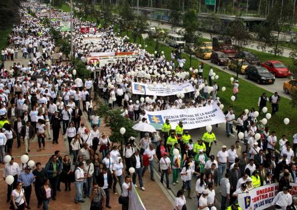 Colprensa - Los 5.000 manifestantes caminaron por las calles de Bogotá, y el alcalde Gustavo Petro indicó que fue la mayor movilización vivida en Bogotá.