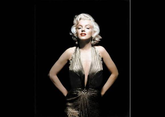 AP - Una de las fotos m&#225;s impactantes de Marilyn Monroe, quien luce un espectacular traje dorado con pliegues.
