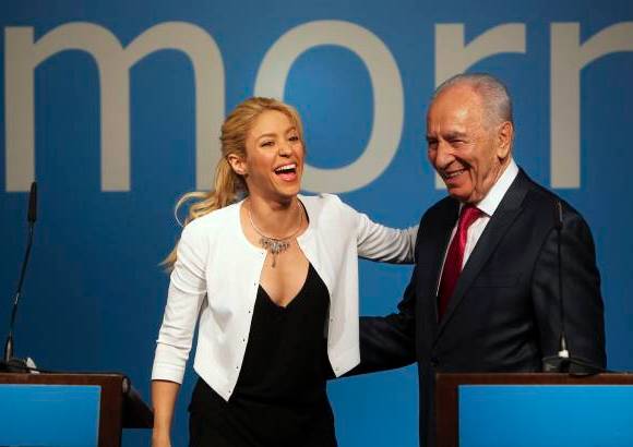 Reuters - La cantante colombiana Shakira asegur&#243; hoy en Jerusal&#233;n ante el presidente de Israel, Sim&#243;n Peres, que quiere un mundo como el Bar&#231;a para ganar el partido contra la discriminaci&#243;n.