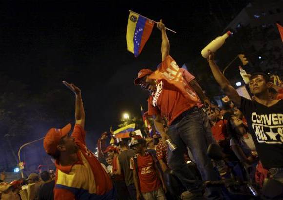 AP - Minutos después de que la presidente del Consejo Nacional Electoral, Tibisay Lucena, diera a conocer el primer boletín oficial, las luces iluminaron la capital venezolana.