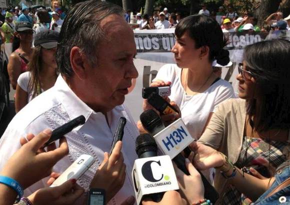 Cortes&#237;a - &#211;scar Tulio Lizcano tambi&#233;n apoy&#243; la marcha para el fin del conflicto armado en Colombia.