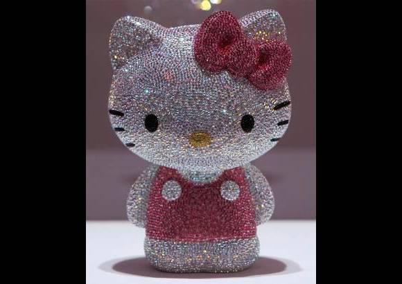Reuters - En esta estatuilla, de Hello Kitty, la firma Swarovski empleó 19.636 cristales.