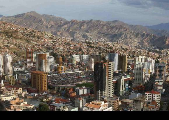 AP - Panor&#225;mica del estadio Hernando Siles y de La Paz, donde se jug&#243; el compromiso ante m&#225;s de 20.000 espectadores.