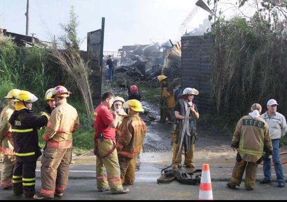 Manuel Saldarriaga - Dos locales, ubicados cerca al peaje de la Autopista Medellín-Bogotá, en el municipio de Bello, resultaron afectados por un incendio.