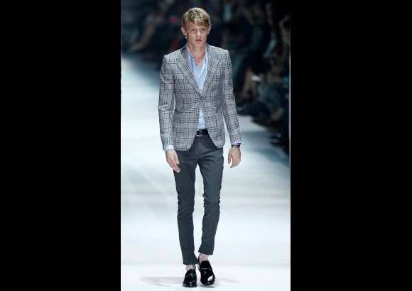 AP - Adem&#225;s de los cuadros, en tonos gris&#225;ceos para la noche y en otros colores m&#225;s vistosos para el d&#237;a, la dise&#241;adora de Gucci, Frida Gianni, sac&#243; a la pasarela de la Semana de la Moda Masculina de Mil&#225;n camisetas ce&#241;idas y pantalones pitillo, combinados con camisas tradicionales y cinturones de cuero.