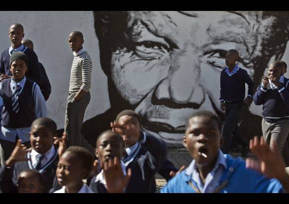 AP - Estas elecciones, las quintas desde el desmantelamiento en 1994 del sistema segregacionista impuesto por la minor&#237;a blanca, son tambi&#233;n las primeras desde la muerte, el pasado diciembre, de Nelson Mandela, padre de la democracia multirracial de Sud&#225;frica.