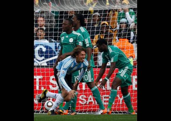 Reuters - Juan Sebastián Verón ejecutó la falta desde la derecha y Heinze puso el 1-0 con un potente cabezazo a la altura del punto del penal que dejó sin reacción a Enyeama.