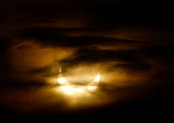 Reuters - El eclipse parcial comenz&#243; sobre las 08,00 horas (07,00 GMT) ya antes de que amaneciera en la mitad occidental de Europa, donde las nubes no dejaron en muchos casos admirar el curioso fen&#243;meno.