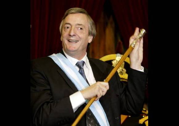 Reuters - N&#233;stor Kirchner asumi&#243; el poder en Argentina el 25 de mayo de 2003.