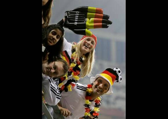 AP - Los hinchas alemanes demostraron toda su pasi&#243;n por su selecci&#243;n.