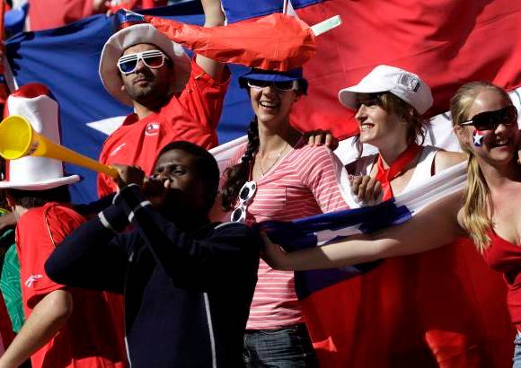 AP - Chile desplegó en la cancha del estadio Mbombela de Nelspruit el estilo puro que el argentino Bielsa ha impregnado desde que tomó las riendas del equipo: ataque frontal sin miramientos y presión asfixiante al rival.