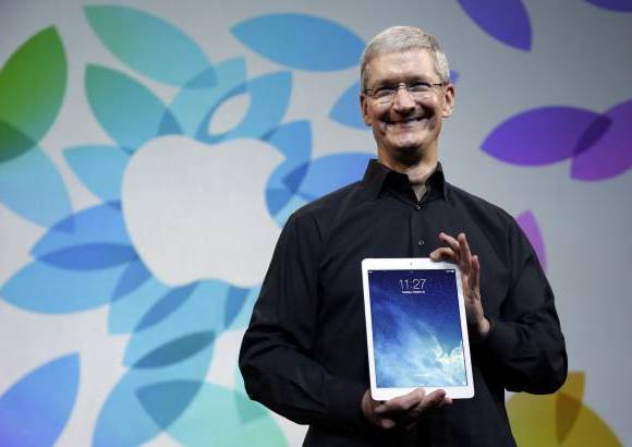 Ap - El CEO de Apple Tim Cook presenta el nuevo iPad Air.
