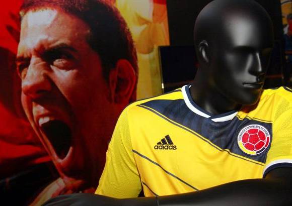 COLPRENSA - El color blanco se encuentra en las mangas y en el cuello. El rojo, en una l&#237;nea horizontal en la parte trasera representando la conexi&#243;n de las selecciones en el torneo m&#225;s importante del mundo.