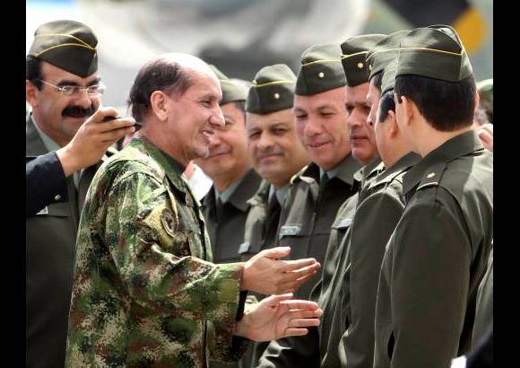 Reuters - El general Mendieta fue recibido como un h&#233;roe por sus compa&#241;eros de la Polic&#237;a.