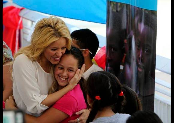 Reuters - La cantante colombiana, de visita en Jerusal&#233;n, fue aclamada por centenares de ni&#241;os jud&#237;os y &#225;rabes de un colegio biling&#252;e de esta ciudad, en un acto organizado por Unicef.