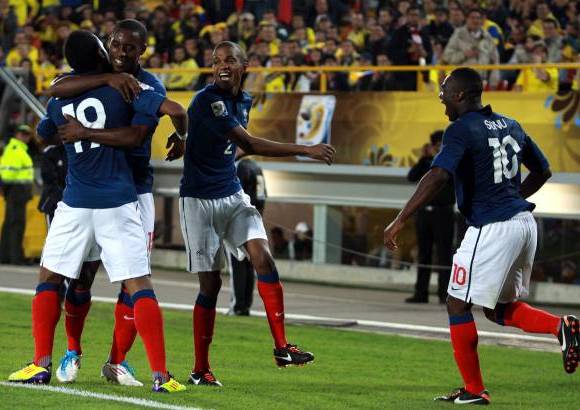 Colprensa - Las anotaciones de Gilles Sunu, Gueida Fofana y Alexandre Lacazette cayeron como agua bendita, no solamente porque los deja cerca a los octavos de final, siempre y cuando venzan el viernes pr&#243;ximo a Mal&#237;, sino porque les da la confianza para salir por todo el pr&#243;ximo compromiso.