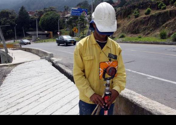 Manuel Saldarriaga - Kil&#243;metro 11,8. Hundimientos de la calzada tras pasar el CAI Las Palmas, en l&#237;mites entre Medell&#237;n y Envigado.