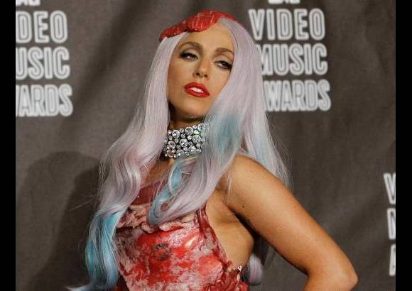 Reuters - Lady GaGa, luciendo su traje hecho, al parecer, de carne, posa en la sala de prensa después de ganar los ocho MTV Video Music Awards.