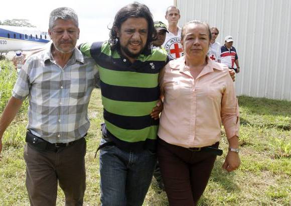 Fotos: Donaldo Zuluaga - El ingeniero se dio un sentido abrazo con sus padres que lo recibieron a la libertad este domingo.
