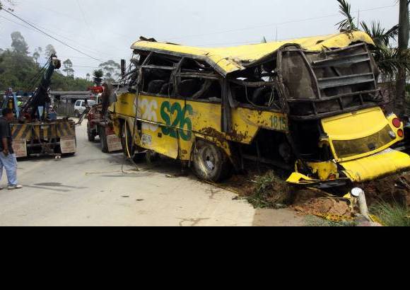 R&#243;binson S&#225;enz - Dos gr&#250;as lograron sacar el carro del abismo. Sus latas retorcidas mostraron el fuerte impacto del accidente.