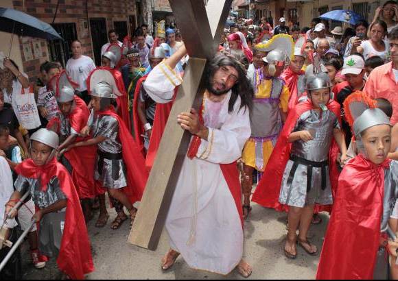Manuel Saldarriaga - Con gran fe cientos de personas asistieron a la procesión en el barrio Moravia.