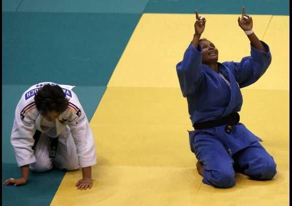 Reuters - La colombiana Yuri Alvear celebra la medalla de oro conseguida en el Mudial de Judo de Brasil.
