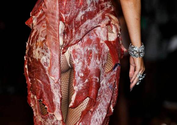 Reuters - Lady GaGa, luciendo su traje hecho, al parecer, de carne, posa en la sala de prensa después de ganar los ocho MTV Video Music Awards.