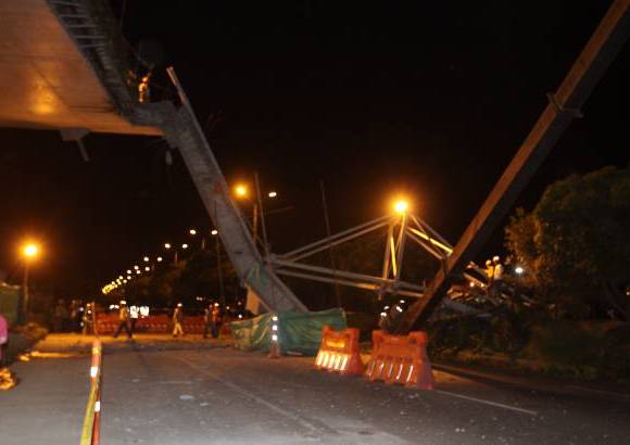 Julio C&#233;sar Herrera - Cuatro obreros heridos dej&#243; una falla estructural en el puente de la calle 4Sur.