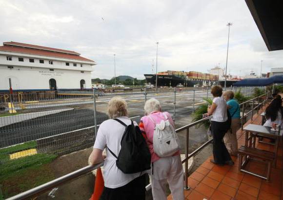 Pablo Andrés Montoya Gómez - Entre 13 mil y 14 mil barcos utilizan cada año el Canal. El principal cliente es Estados Unidos, seguido, en su orden, por Japón, China, Chile, Corea del Sur, Perú, Canadá, Ecuador, Taiwán y Colombia. Se ha ido quedando pequeño para los barcos de gran calado, pero sigue atrayendo turistas por montones.