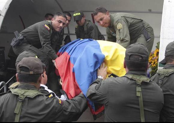 Hernán Vanegas - En el momento del ataque, el oficial se desplazaba con su conductor en una camioneta sin logos de la institución, cuando fue impactado por tres disparos, uno de ellos ingresó por el techo del auto y fue el que lo hirió de muerte en la cabeza.