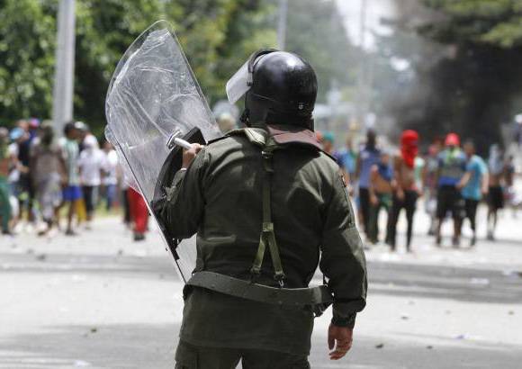 Donaldo Zuluaga - La Policía antimotines se hace cargo de la vigilancia en los distintos sectores y se confirma que el tráfico hacia la Costa Norte está bloqueado.